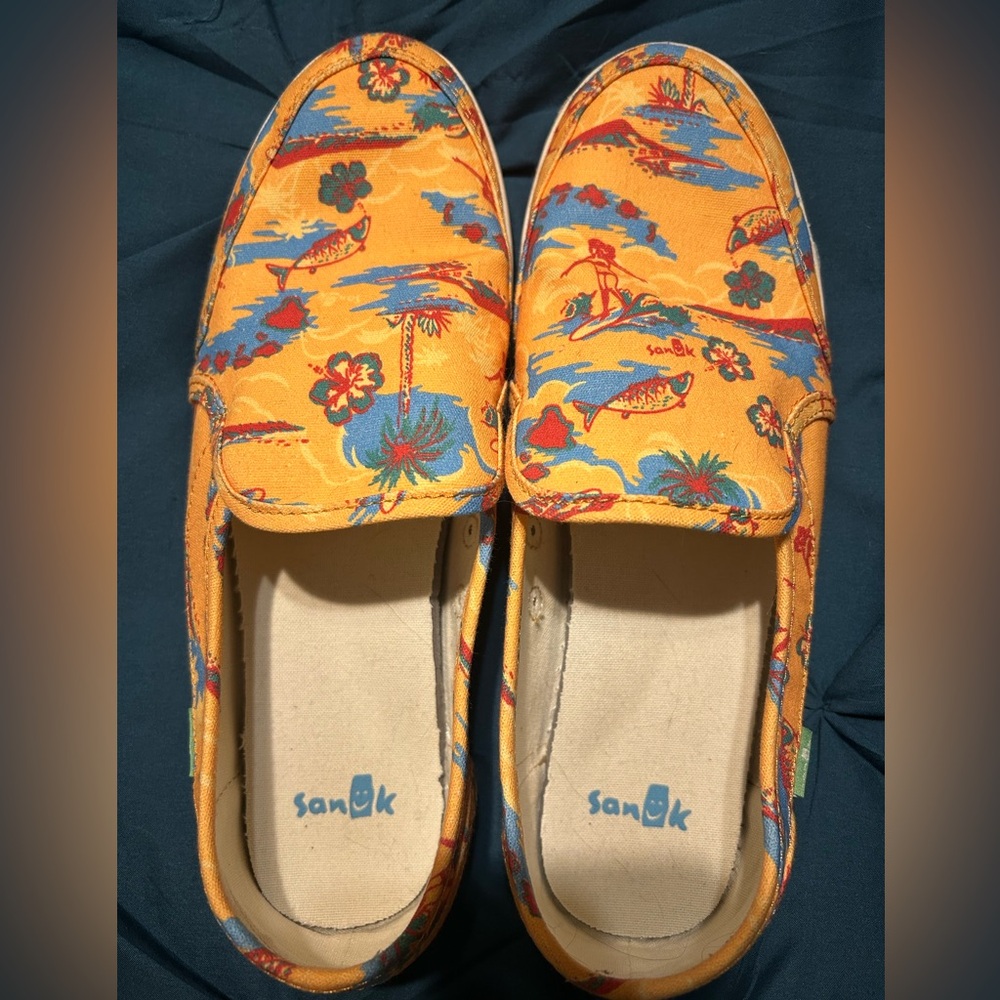 Sanuk slip on shoes with flowers and fish design Women’s 8